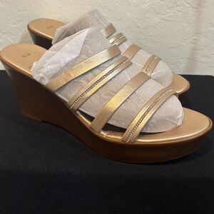 Gorgeous Contesa Italian-Made Wedge Sandals - Size 10M
